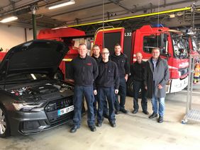 Die hauptamtlichen Kräfte der Feuerwehr Hemer konnten sich verschiedene Elektrofahrzeuge ansehen