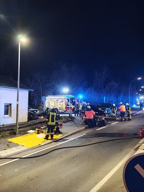 Die Feuerwehr leuchtete die Einsatzstelle aus