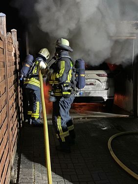 Nach dem Öffnen der Garage wurde umgehend mit den Löschmaßnahmen begonnen