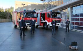 Übergabe der Fahrzeuge durch den Bürgermeister an die Löschgruppenführer.