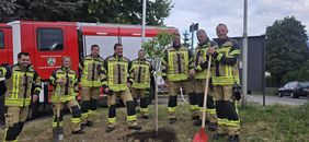 Mitglieder der Löschgruppe Sundwig pflanzten im Rahmen einer Facebook-Challange einen Birnenbaum