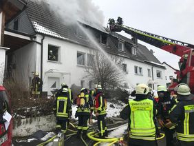 Die Feuerwehr löschte im Außen-  und Innenangriff