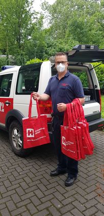 Markus Dodt verteilt Geschenke an die Vorschulkinder