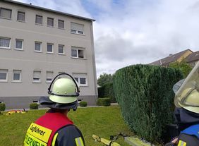Rauch kommt aus den Fenstern einer Wohnung im ersten Obergeschoss