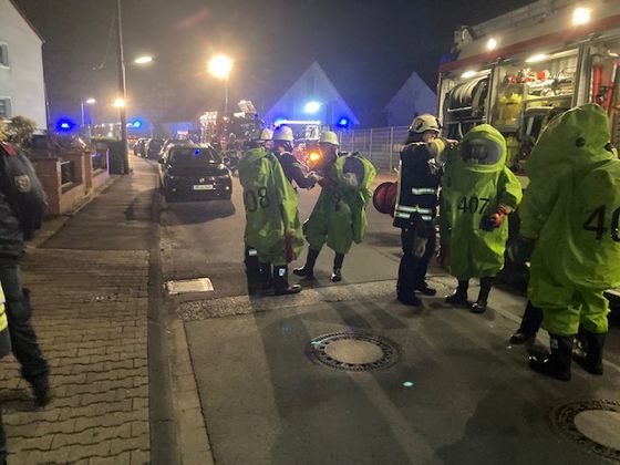 Die Einsatzkräfte halfen sich gegenseitig beim anziehen der Schutzanzüge