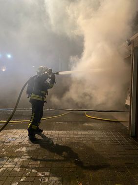 Bei starker Rauchentwicklung konnten die Einsatzkräfte nur unter Atemschutz arbeiten