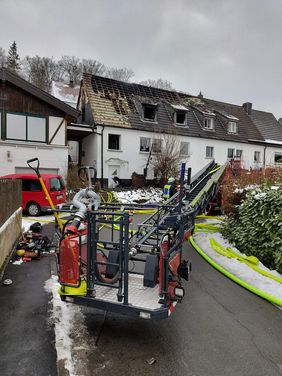 Zwei Personen mussten über die Drehleiter gerettet werden