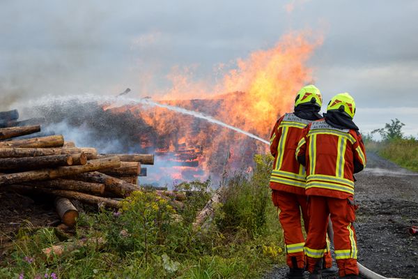 Die Feuerwehr Altena musste ein deutlich größeres Feuer löschen