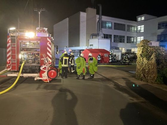 Vor der Firma wurde der Dekontaminationsplatz aufgebaut