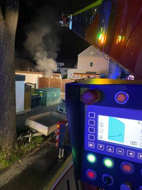 Mit der Drehleiter wurde die Einsatzstelle ausgeleuchtet