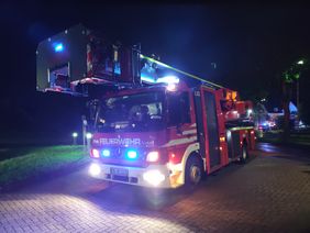 Das Feuer wurde noch vor dem Eintreffen der Feuerwehr eingedämmt. Die Drehleiter musste nicht genutzt werden.