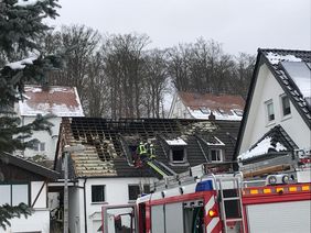 Um das Feuer endgültig zu löschen musste die Dachpfannen abgetragen werden