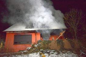 Das Wohnzimmer des Gebäudes brannte komplett aus.