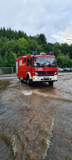Mit den großen Feuerwehrautos bahnen sich die Einsatzkräfte Ihren Weg